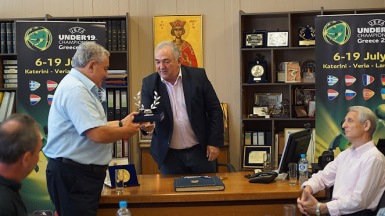 Ο Δήμαρχος με τον Πρόεδρο της Νεολαίας & Επιτροπής Ερασιτεχνικού Ποδοσφαίρου της UEFA - Jim Boyce 2